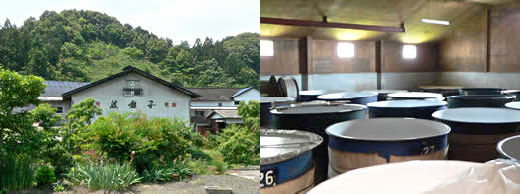 仕込蔵を魚成川の対岸から映した外観